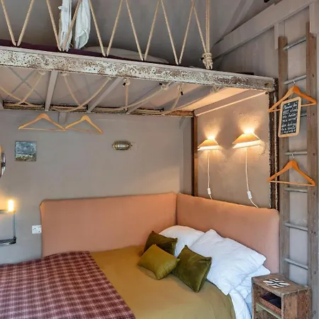 Finest Retreats - Penn An Vownder * Lizard
