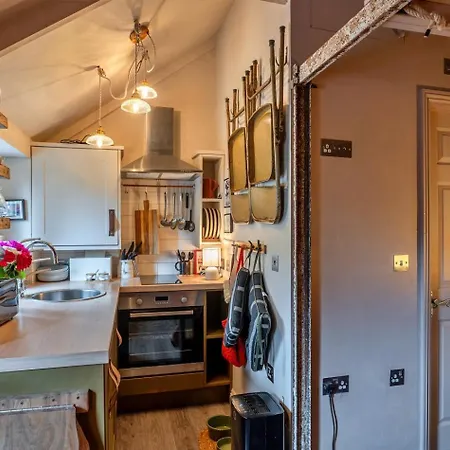 Finest Retreats - Penn An Vownder * Lizard